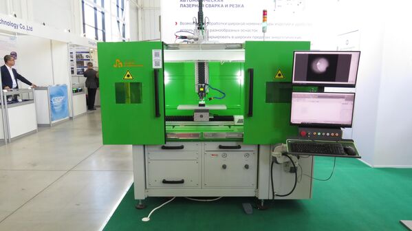 Hệ thống hàn và cắt laser tự động ML-4 được phát triển và sản xuất bởi Trung tâm Nghiên cứu và Sản xuất (Trung tâm R&amp;P) "Laser và Thiết bị TM" của Nga - Sputnik Việt Nam