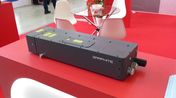 Laser bán dẫn (neodymium-garnet (Nd:YAG)) nhỏ gọn, xung nano giây (thời lượng xung: 12-15 ns), làm mát bằng không khí và nước, bơm bằng đèn từ SLS Prime Technology (Minsk, Belarus) - Sputnik Việt Nam
