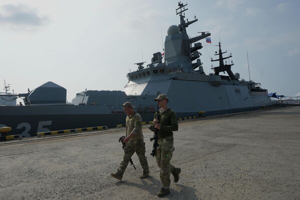 Tàu hộ vệ “Gromkiy” trong thành phần biên đội tàu Hạm đội Thái Bình Dương Hải quân LB Nga tại Indonesia. - Sputnik Việt Nam