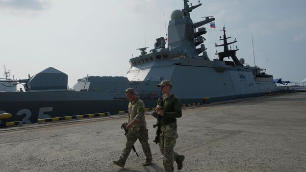 Tàu hộ vệ “Gromkiy” trong thành phần biên đội tàu Hạm đội Thái Bình Dương Hải quân LB Nga tại Indonesia. - Sputnik Việt Nam