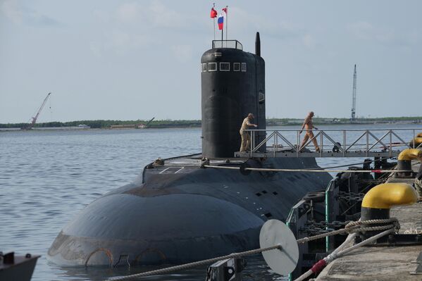 Tàu ngầm “Petropavlovsk-Kamchatsky” trong thành phần biên đội tàu Hạm đội Thái Bình Dương Hải quân LB Nga tại Indonesia. - Sputnik Việt Nam