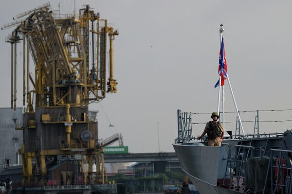 Tàu hộ vệ “Gromkiy” trong thành phần biên đội tàu Hạm đội Thái Bình Dương Hải quân LB Nga tại Indonesia. - Sputnik Việt Nam