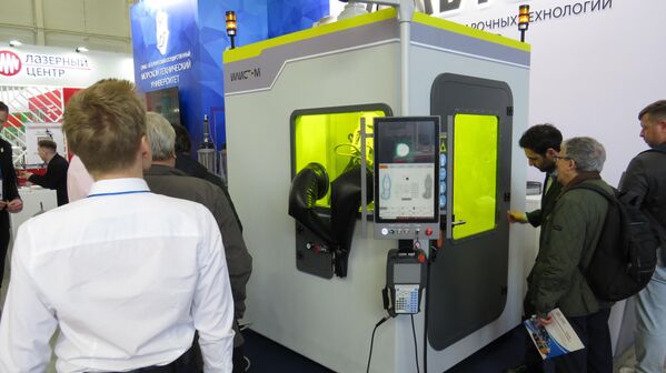 Hệ thống robot ILIST-M để lắng đọng trực tiếp bột kim loại bằng laser được phát triển tại Viện Công nghệ Laser và Hàn thuộc Đại học Kỹ thuật Hàng hải Quốc gia (St. Petersburg) - Sputnik Việt Nam