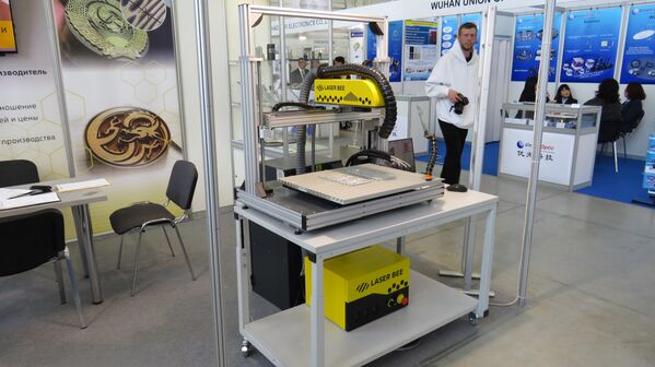 Hệ thống khắc laser cổng LabPortal-A2 dành cho kim loại, gốm sứ, đá, nhựa và chất bán dẫn là sản phẩm phát triển của công ty LASER BEE của Nga. Nguồn chùm tia là laser sợi quang có công suất từ ​​20 đến 100 W - Sputnik Việt Nam