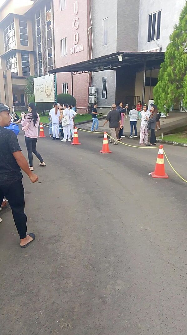 Những người dân ở gần tòa nhà bệnh viện. - Sputnik Việt Nam