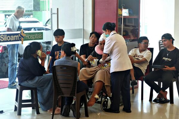 Cư dân được sơ tán từ tỉnh Bắc Sulawesi đang được điều trị tại bệnh viện. - Sputnik Việt Nam