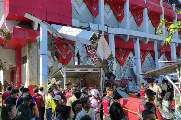 Một tòa nhà bị hư hại do động đất. - Sputnik Việt Nam