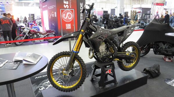 Chiếc xe mô tô thể thao độ dựa trên mẫu Ducati của Ý, thuộc sở hữu của một trong những đội đua mô tô địa hình tự do của Nga. Nó hầu như không có điểm chung nào với mô tô Ducati sản xuất hàng loạt - Sputnik Việt Nam