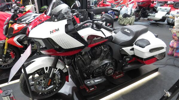 Chiếc xe bagger phong cách Mỹ cao cấp Indian Challenger Elite với động cơ Power Plus 112, nhưng đã được hãng độ xe máy NXM (Matxcơva) tinh chỉnh - Sputnik Việt Nam