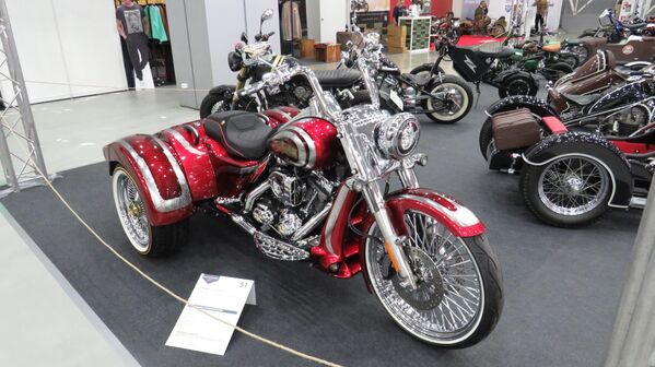 Chiếc xe ba bánh Harley-Davidson độ (Trike) với động cơ mạnh mẽ hơn, hệ thống treo và phanh được cải tiến. Tác phẩm của nhà độ xe Nga Artem Kolosov - Sputnik Việt Nam