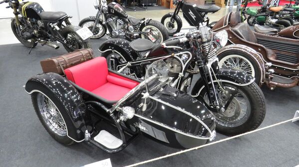 Chiếc xe độ phong cách retro BMW R-35 đời 1951 với thùng xe bên Falke đời 1950. Động cơ và khung xe là nguyên bản, phần còn lại đã được độ lại đáng kể tại xưởng Ekaterinburg-Retromoto - Sputnik Việt Nam