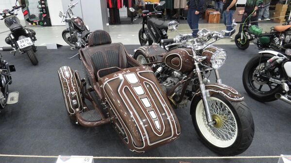 Chiệc xe máy Ural M-63 huyền thoại của Liên Xô được tùy chỉnh tại xưởng URVAL-URAL. Động cơ và hộp số vẫn là nguyên bản (mặc dù đã được sửa đổi), nhưng mọi thứ khác đều hoàn toàn khác biệt. Công suất 47 mã lực, tốc độ tối đa 150 km/h - Sputnik Việt Nam