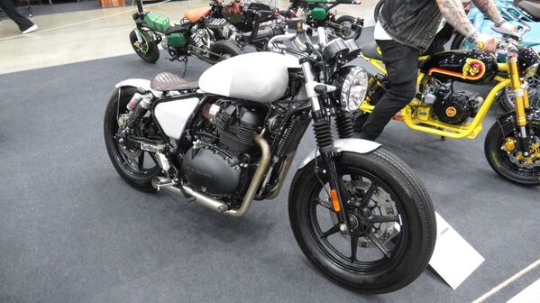 Chiệc xe máy đi trong thành phố Alubobber từ xưởng Custom Crew. Động cơ là loại Royal Enfield 650 của Anh, phần còn lại được chế tạo riêng - Sputnik Việt Nam