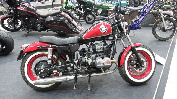 Ural Solo Classic từ Ural-Kastom. Nó quyến rũ không kém gì chiếc Harley-Davidson huyền thoại. Động cơ IMZ 8-103 730cc tích hợp hệ thống phun xăng điện tử giúp xe tăng tốc từ 0 đến 100 km/h trong 7 giây - Sputnik Việt Nam