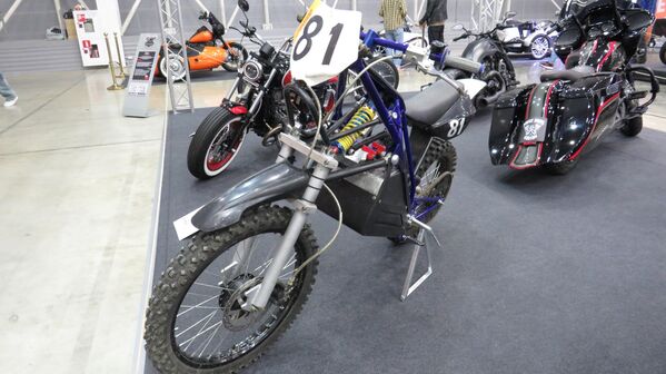 Chiếc xe mô tô điện enduro dẫn động bốn bánh tùy chỉnh X-1-2WD từ xưởng Volt-motors được chứng nhận cho các cuộc đua địa hình - Sputnik Việt Nam