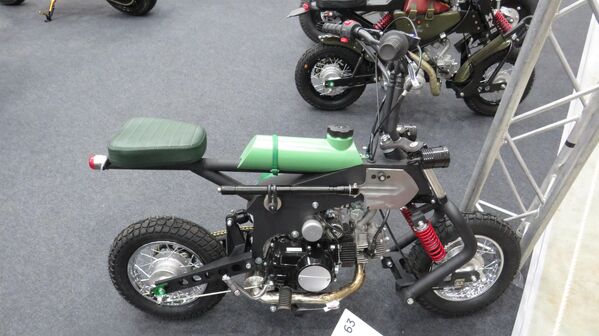 Chiệc xe mô tô mini MK-50 dễ dàng chở người lái có trọng lượng lên đến 100 kg. Xe được trang bị động cơ 110cc và hộp số bán tự động 4 cấp. Được chế tạo bởi xưởng Custom Garage 67 với một số tùy chỉnh - Sputnik Việt Nam