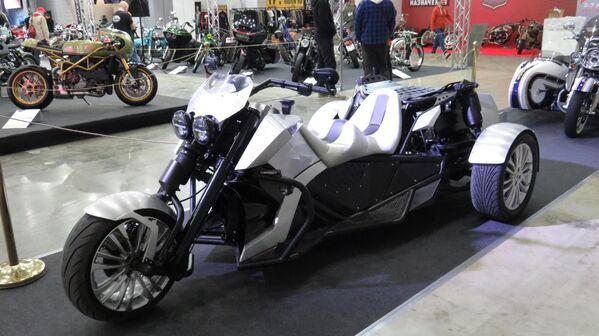 Chiệc xe ba bánh tùy chỉnh dành cho sử dụng hàng ngày, mẫu T2 của nhà độ xe Alexander German. Thân xe bằng nhôm - Sputnik Việt Nam