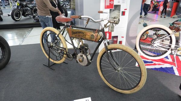 Và một lần nữa, chiếc xe độ kiểu cổ điển. Theo xưởng Galaganov & Co, nó giống như chiếc xe máy điện Nga từ năm 1900! Chiếc xe hoàn toàn được chế tạo thủ công và được thiết kế để giống với chiếc xe máy sử dụng động cơ đốt trong truyền thống - Sputnik Việt Nam