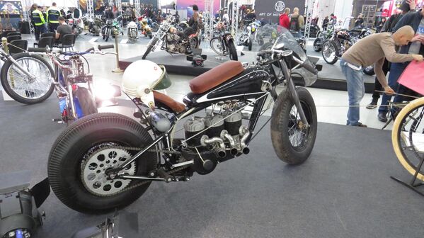 Chiếc mô tô đua kiểu cổ điển Antik-Sport của xưởng Galaganov & Co được chế tạo từ các bộ phận của mô tô và ô tô Liên Xô. Động cơ được lắp ráp từ ba động cơ xe tay ga Tula-200 có dung tích 600cc và được trang bị hệ thống phun khí Nitơ Oxit. Hoàn toàn không có ống giảm thanh, mang đặc điểm âm thanh của những chiếc mô tô đua chuyên nghiệp!  - Sputnik Việt Nam