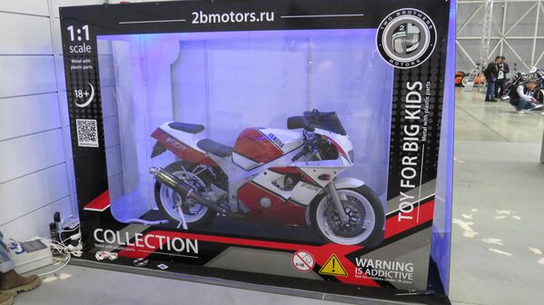 Chiếc mô tô thể thao Yamaha FZR này... chưa từng được xuất xưởng từ nhà máy Nhật Bản! Đây là mô hình thu nhỏ 1:1 hoạt động được, do công ty dịch vụ và độ xe máy Two Brothers Motors có trụ sở tại Matxcơva chế tạo - Sputnik Việt Nam