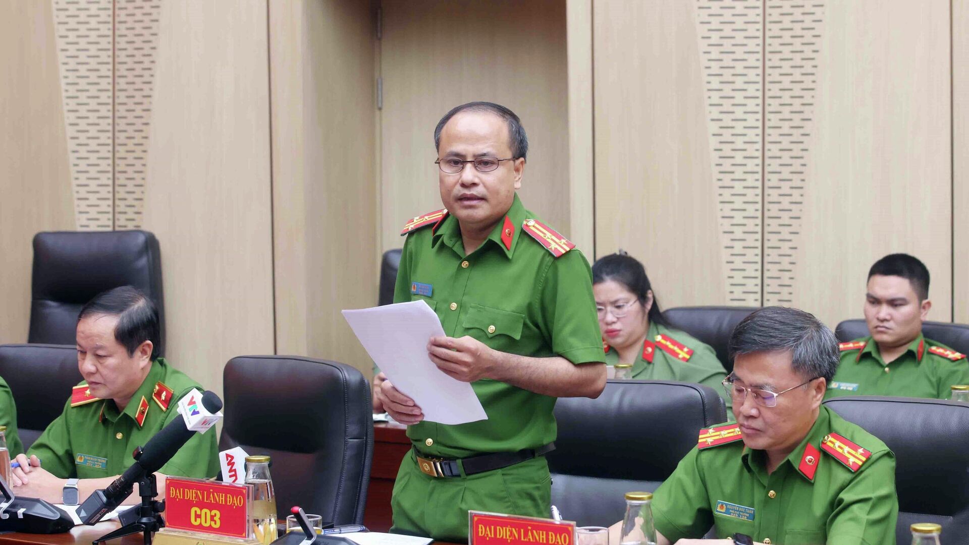 Thượng tá Hồ Văn Hùng, Phó Cục trưởng Cục Cảnh sát điều tra tội phạm về tham nhũng, kinh tế, buôn lậu trả lời câu hỏi của phóng viên các cơ quan thông tấn, báo chí - Sputnik Việt Nam, 1920, 04.04.2026