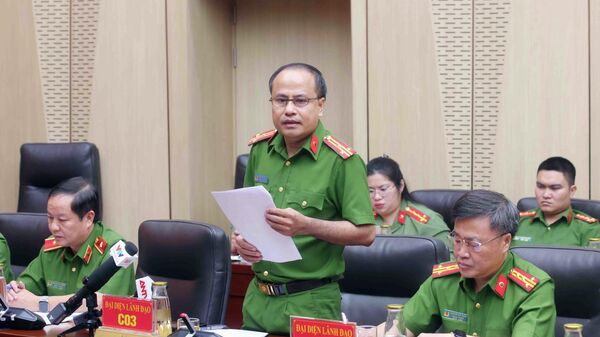 Thượng tá Hồ Văn Hùng, Phó Cục trưởng Cục Cảnh sát điều tra tội phạm về tham nhũng, kinh tế, buôn lậu trả lời câu hỏi của phóng viên các cơ quan thông tấn, báo chí - Sputnik Việt Nam