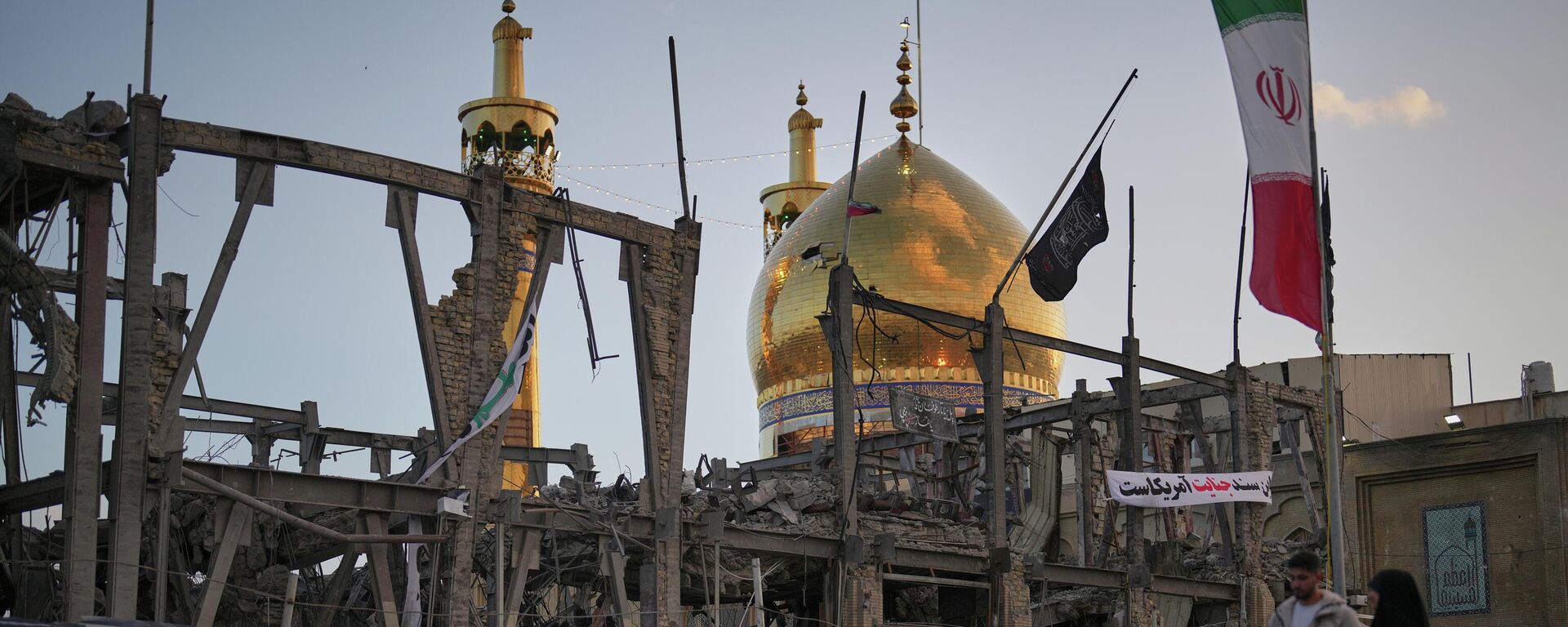 Người qua đường đi ngang khu phức hợp Grand Hosseiniya bị phá hủy do các cuộc không kích của Mỹ và Israel ở Zanjan, Iran. - Sputnik Việt Nam, 1920, 10.04.2026
