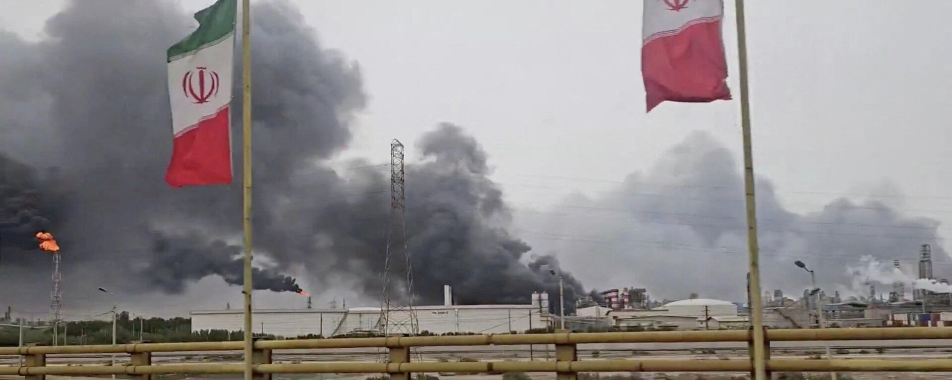 Khói bốc lên sau các cuộc tấn công vào khu vực hóa dầu Mahshahr ở quận Bandar Mahshahr, tỉnh Khuzestan, Iran. - Sputnik Việt Nam, 1920, 08.04.2026