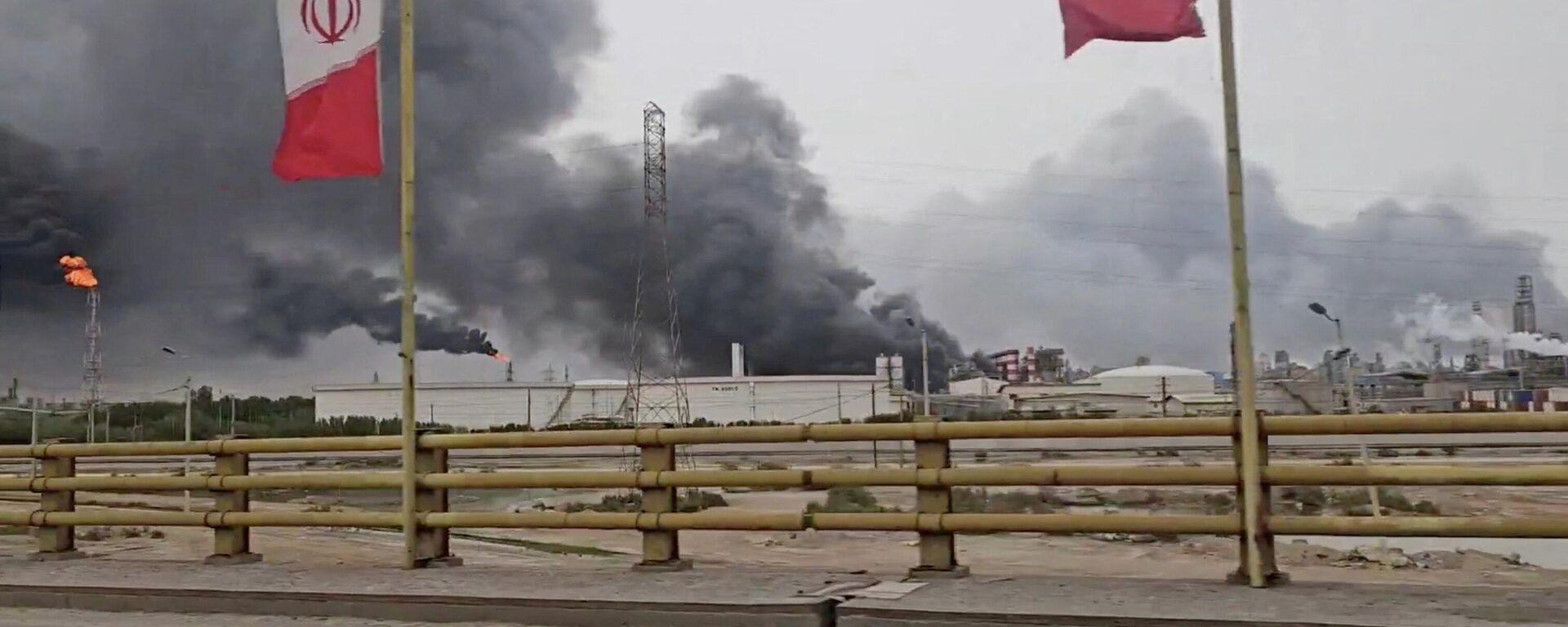 Khói bốc lên sau các cuộc tấn công vào khu vực hóa dầu Mahshahr ở quận Bandar Mahshahr, tỉnh Khuzestan, Iran. - Sputnik Việt Nam, 1920, 06.04.2026