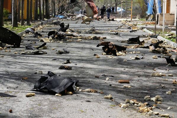 Mảnh vỡ nằm rải rác trên đường phố gần tòa nhà Đại học Shahid Beheshti bị hư hại do các cuộc tấn công của Mỹ và Israel ở Tehran, Iran. - Sputnik Việt Nam