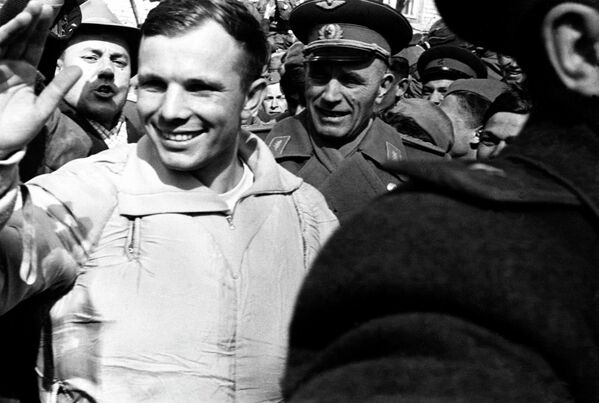 1961 (12 tháng 4): Chuyến bay vào vũ trụ có người lái đầu tiên trên thế giới: Yuri Gagarin bay quanh Trái đất trên tàu Vostok 1 (tàu Phương Đông 1). - Sputnik Việt Nam