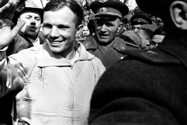 1961 (12 tháng 4): Chuyến bay vào vũ trụ có người lái đầu tiên trên thế giới: Yuri Gagarin bay quanh Trái đất trên tàu Vostok 1 (tàu Phương Đông 1). 1961 (12 tháng 4): Chuyến bay vào vũ trụ có người lái đầu tiên trên thế giới: Yuri Gagarin bay quanh Trái đất trên tàu Vostok 1 (tàu Phương Đông 1). - Sputnik Việt Nam