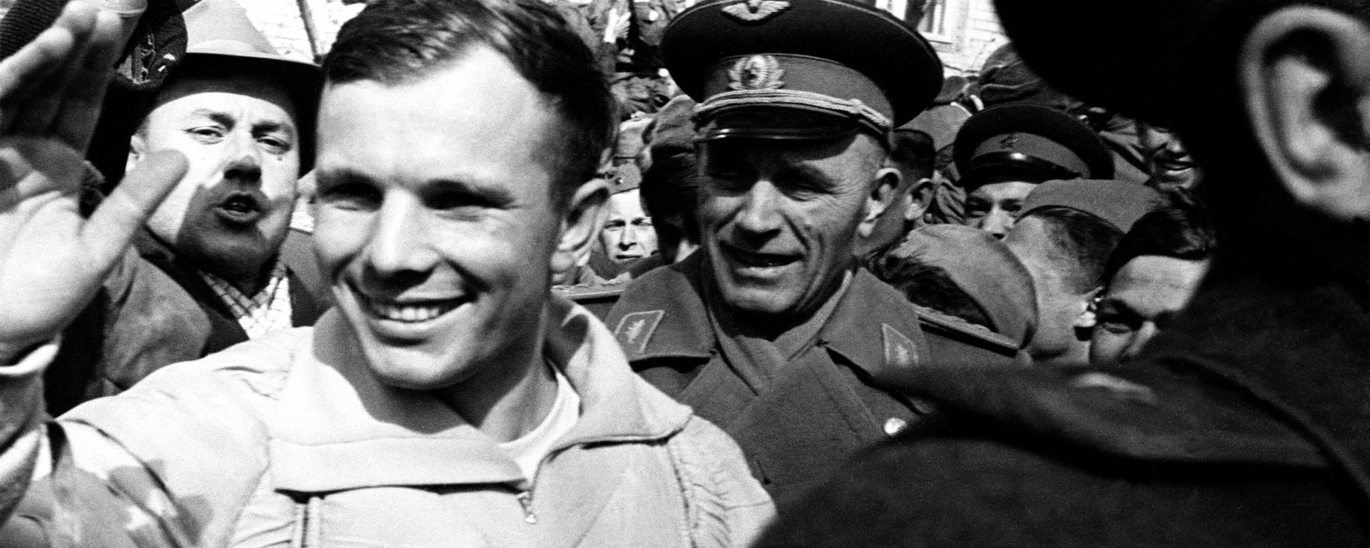 1961 (12 tháng 4): Chuyến bay vào vũ trụ có người lái đầu tiên trên thế giới: Yuri Gagarin bay quanh Trái đất trên tàu Vostok 1 (tàu Phương Đông 1). - Sputnik Việt Nam, 1920, 12.04.2026