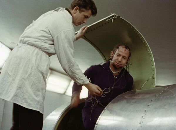 1965 (ngày 18 tháng 3): Alexei Leonov thực hiện chuyến đi ra ngoài không gian đầu tiên trên thế giới. - Sputnik Việt Nam