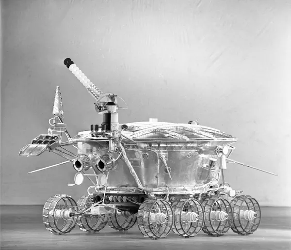 1970: Phóng xe tự hành thám hiểm hành tinh đầu tiên trên thế giới có tên là Lunokhod 1 lên mặt trăng. 1970: Phóng xe tự hành thám hiểm hành tinh đầu tiên trên thế giới có tên là Lunokhod 1 lên mặt trăng. - Sputnik Việt Nam