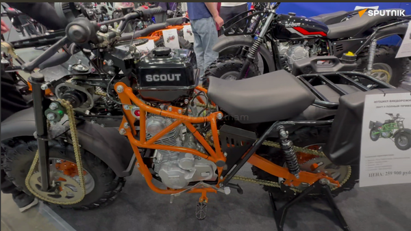 Xe máy địa hình dẫn động bốn bánh Scout-9 được sản xuất hàng loạt bởi Doanh nghiệp Chế tạo Máy IZHTECHMASH (thành phố Izhevsk có truyền thống lâu đời về sản xuất xe máy) - Sputnik Việt Nam