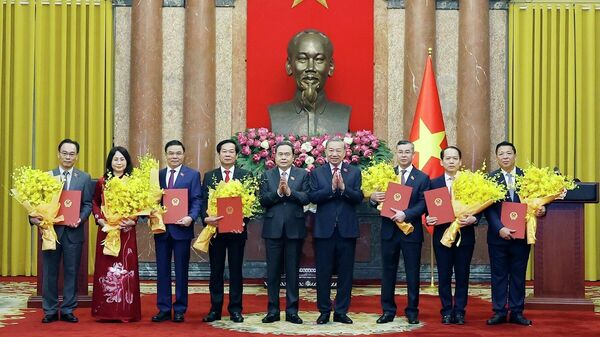 Tổng Bí thư, Chủ tịch nước Tô Lâm trao Quyết định bổ nhiệm cho 7 Bộ trưởng các Bộ. Chủ tịch Quốc hội Trần Thanh Mẫn tặng hoa chúc mừng các Bộ trưởng mới được bổ nhiệm - Sputnik Việt Nam