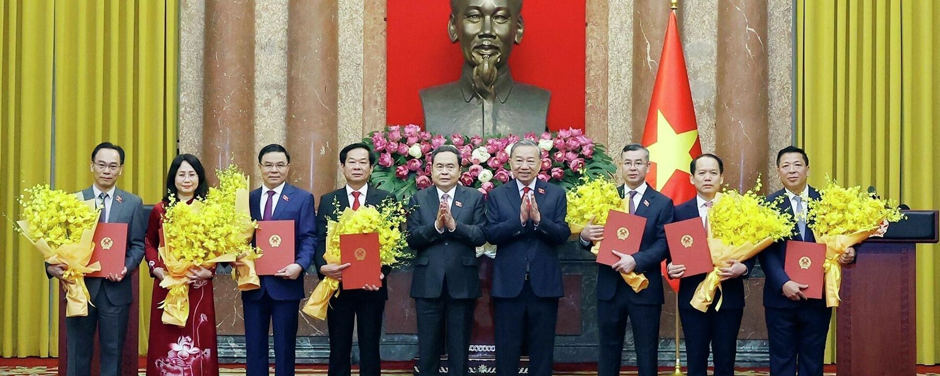 Tổng Bí thư, Chủ tịch nước Tô Lâm trao Quyết định bổ nhiệm cho 7 Bộ trưởng các Bộ. Chủ tịch Quốc hội Trần Thanh Mẫn tặng hoa chúc mừng các Bộ trưởng mới được bổ nhiệm - Sputnik Việt Nam, 1920, 08.04.2026
