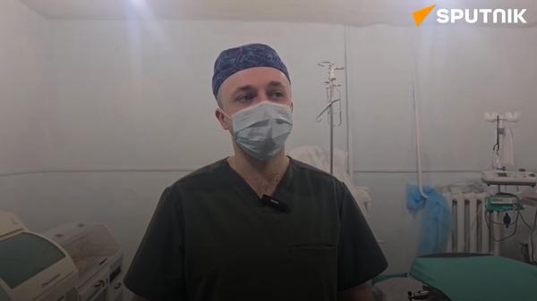 Một bác sĩ phẫu thuật người Nga cho biết quân Ukraina hay nhồi dây thép gai và bu lông vào đạn pháo của họ - Sputnik Việt Nam