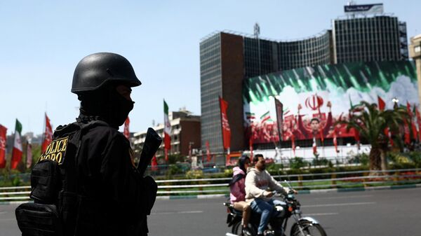 Một sĩ quan cảnh sát ở Tehran, Iran - Sputnik Việt Nam