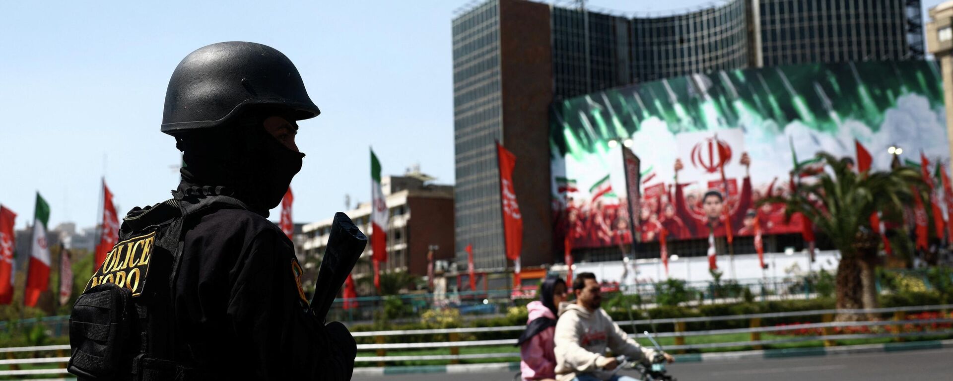 Một sĩ quan cảnh sát ở Tehran, Iran - Sputnik Việt Nam, 1920, 09.04.2026