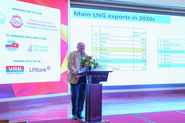 Diễn giả trình bày bài tham luận tại Diễn đàn Kinh tế Việt Nam - Liên bang Nga 2026 - Sputnik Việt Nam