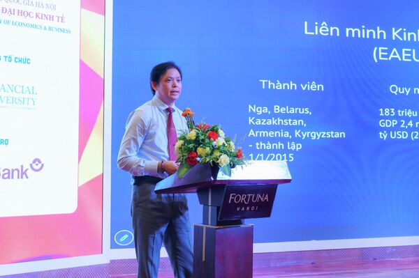 Diễn giả trình bày bài tham luận tại Diễn đàn Kinh tế Việt Nam - Liên bang Nga 2026 - Sputnik Việt Nam