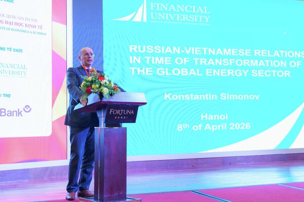 Diễn giả trình bày bài tham luận tại Diễn đàn Kinh tế Việt Nam - Liên bang Nga 2026 - Sputnik Việt Nam