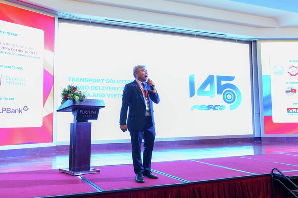 Diễn giả trình bày bài tham luận tại Diễn đàn Kinh tế Việt Nam - Liên bang Nga 2026 - Sputnik Việt Nam