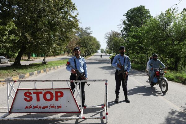 Các nhân viên cảnh sát trong quá trình chuẩn bị cho chuyến thăm của phái đoàn Iran-Mỹ tới Pakistan để đàm phán hòa bình. - Sputnik Việt Nam