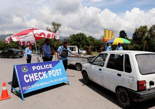 Việc kiểm tra các ô tô trong quá trình chuẩn bị cho chuyến thăm của phái đoàn Iran-Mỹ tới Pakistan để đàm phán hòa bình. - Sputnik Việt Nam