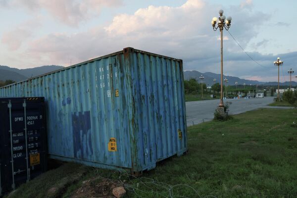 Các container trong quá trình phong tỏa đường bộ trong quá trình chuẩn bị cho chuyến thăm của phái đoàn Iran-Mỹ tới Pakistan để đàm phán hòa bình. - Sputnik Việt Nam