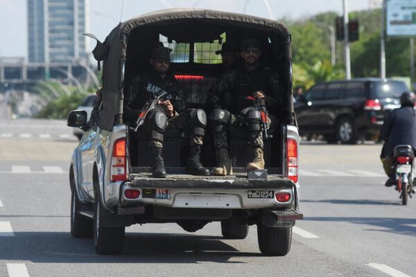Các nhân viên an ninh trong quá trình chuẩn bị cho chuyến thăm của phái đoàn Iran-Mỹ tới Pakistan để đàm phán hòa bình. - Sputnik Việt Nam