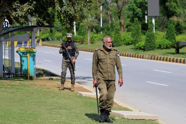 Một nhân viên cảnh sát trên một con phố vắng vẻ trong quá trình chuẩn bị cho chuyến thăm của phái đoàn Iran-Mỹ đến Pakistan để đàm phán hòa bình. - Sputnik Việt Nam